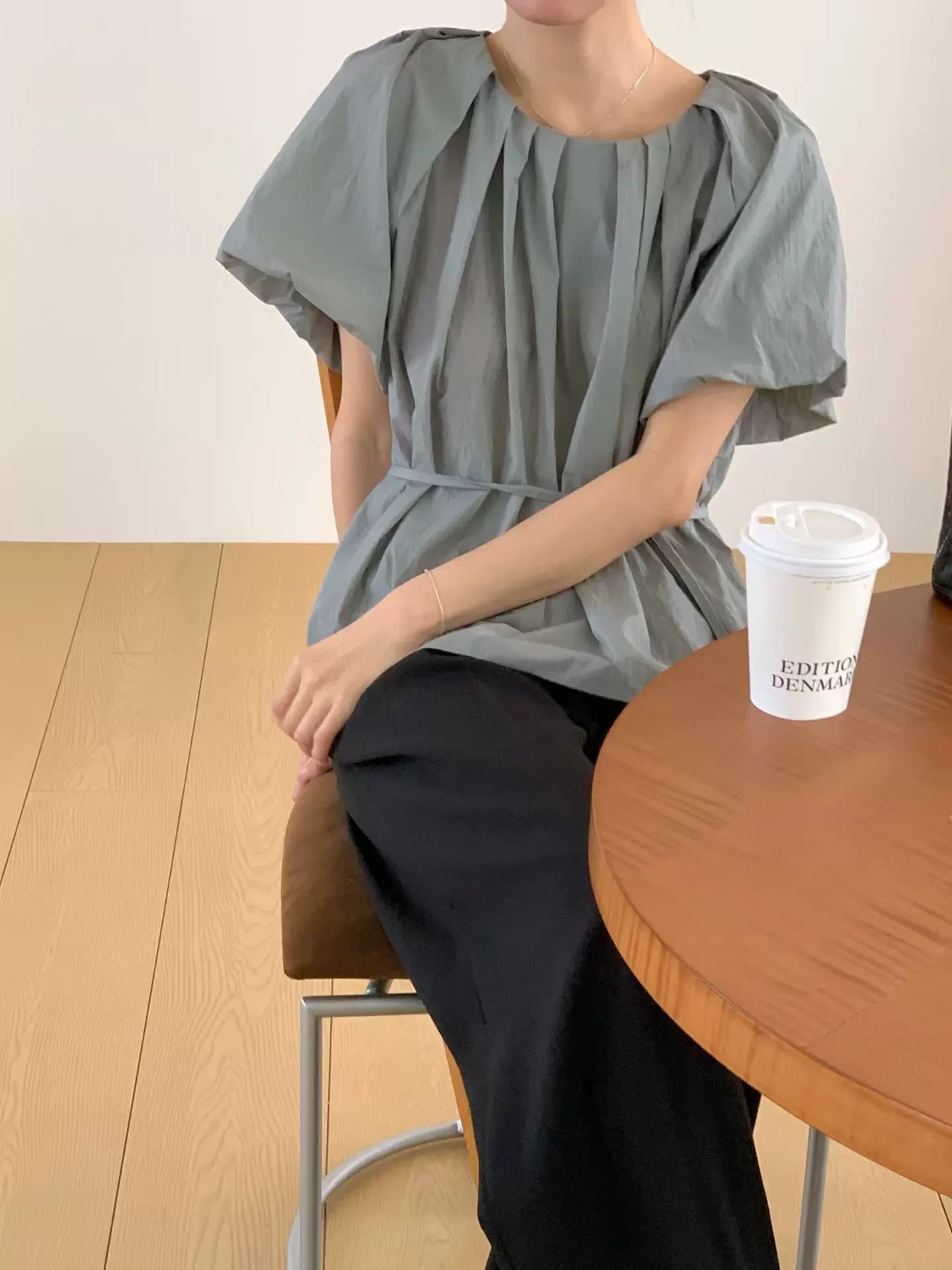 라운드 넥 주름 허리 수축 레이스업 반팔 여성 셔츠 한 부서 슬림해 보이는 거품 소매 밑단 허리 수축 Chic 작은 맨위 상세 이미지 1