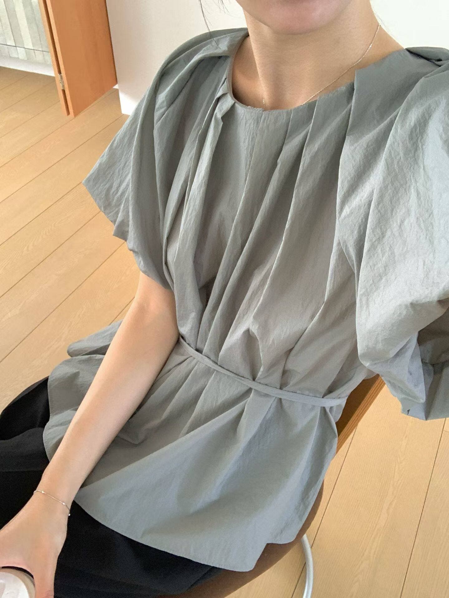 라운드 넥 주름 허리 수축 레이스업 반팔 여성 셔츠 한 부서 슬림해 보이는 거품 소매 밑단 허리 수축 Chic 작은 맨위 상세 이미지 6