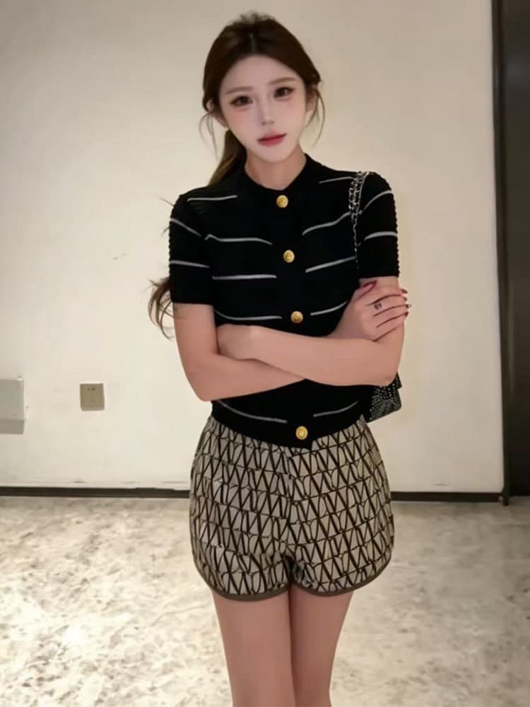 여름 새로운 빛 요리 한 바람 금속 버클 홀로우 아웃 3 차원 스트라이프 니트 스웨터 여성 프린트 반바지 세트 투피스 세트 이미지 2