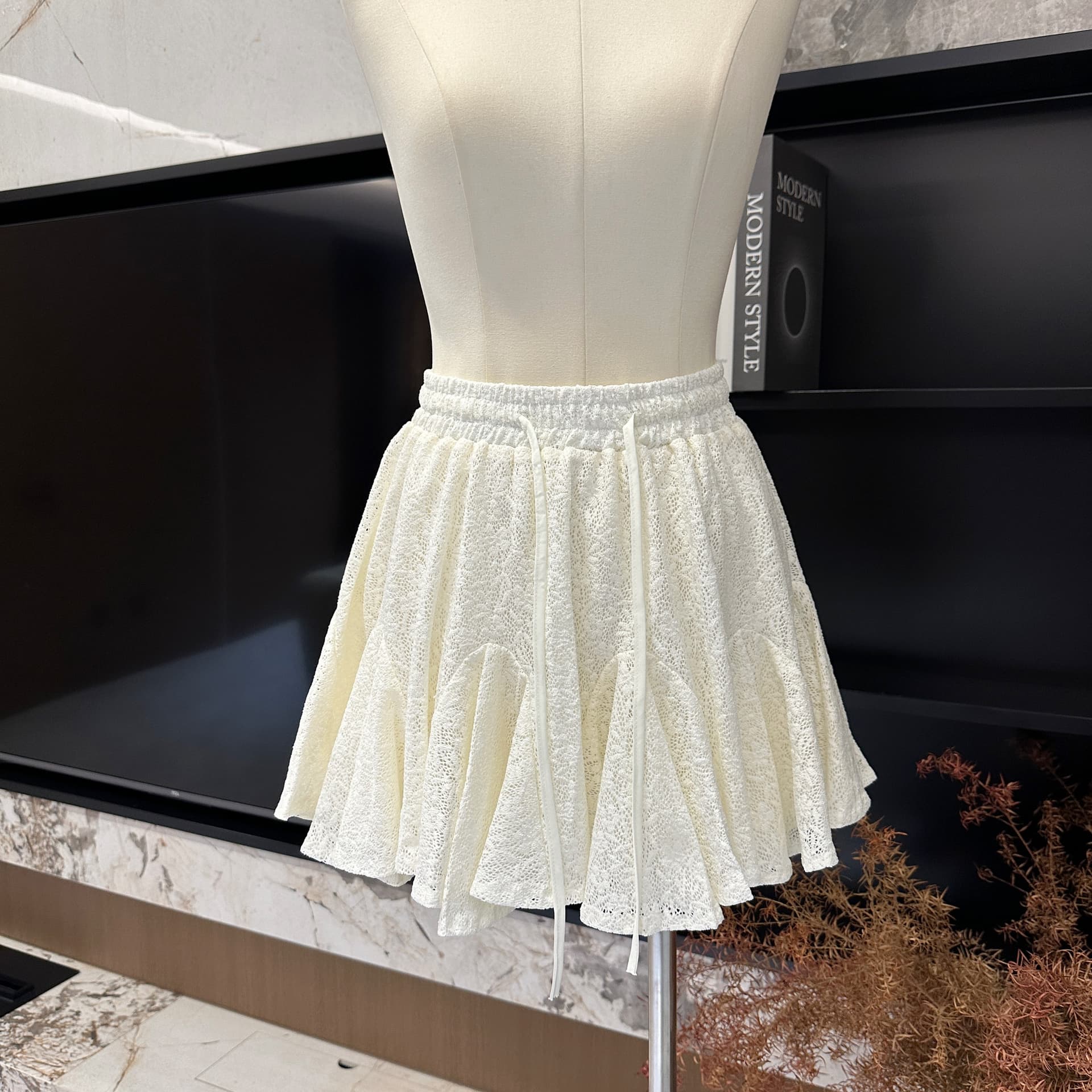 gv 큰 흰색 형제 향기로운 노래 우유 케이크 miu 부서 레이스 플리츠 캐주얼 신축성 펌프 로프 반신 스커트 봄 새로운 치마 상세 이미지 8