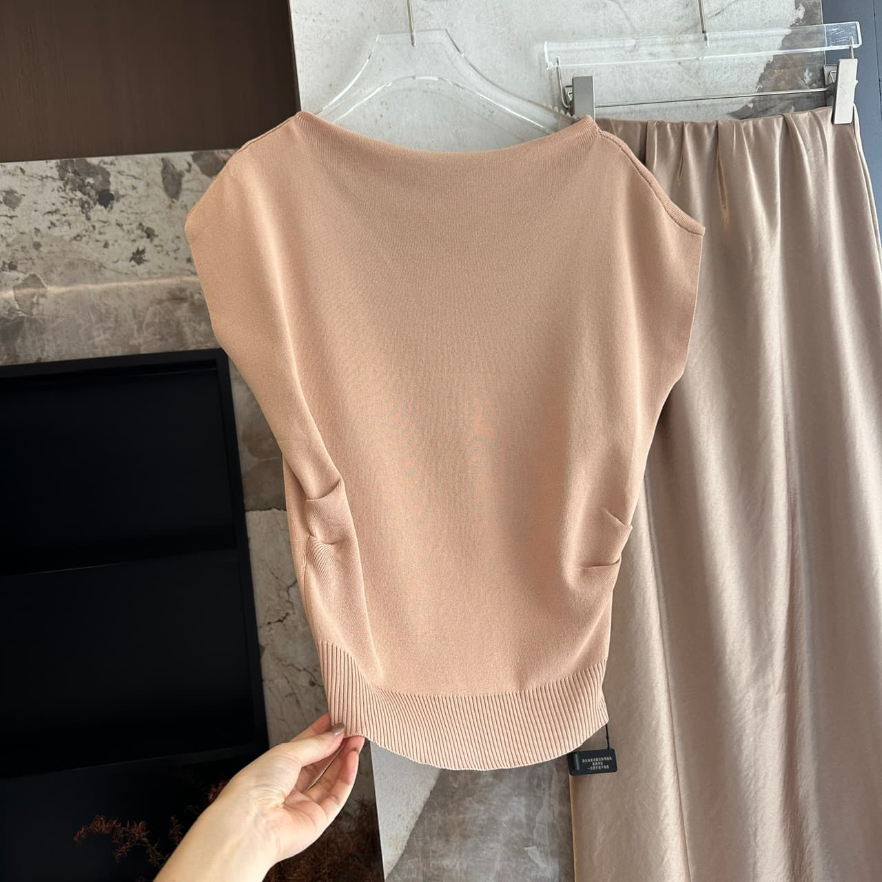 한 부서 부드러운 디자인 센스 비스듬한 어깨 반팔 니트 티셔츠 맨위 롱 코트 반신 스커트 여성 의류 상세 이미지 4
