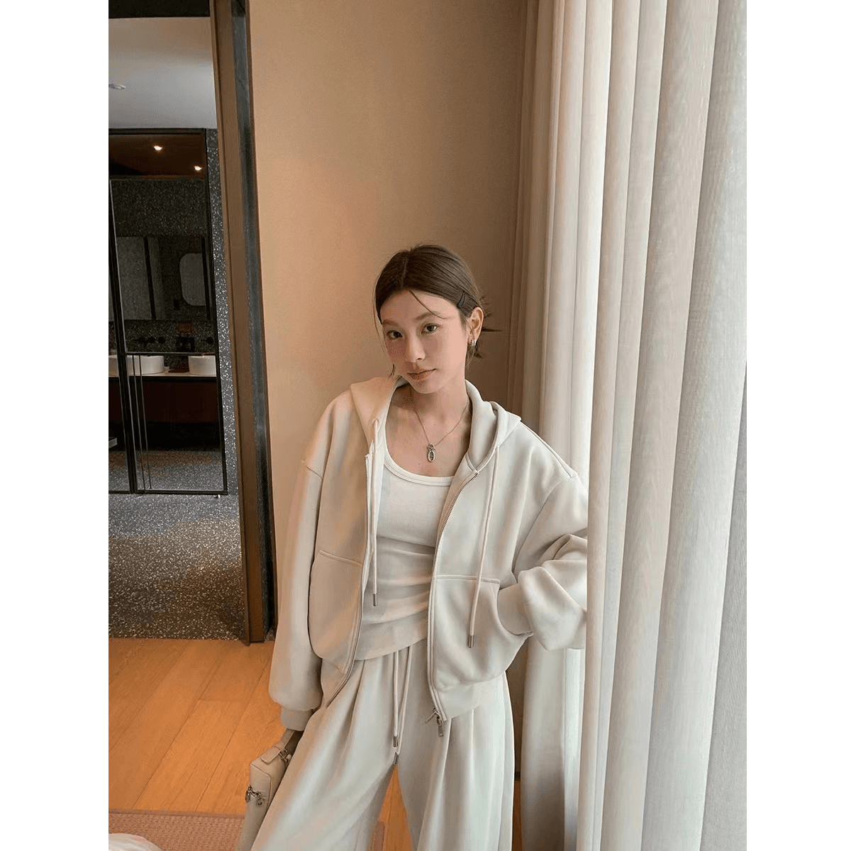 한 부서 캐주얼 스포츠 슈트 여성 루즈핏 패션 쇼트 스타일 재킷 와이드 레그 팬츠 투피스 세트 있음 털이 있는 그리고 추가되지 않음 플러시 상세 이미지 2