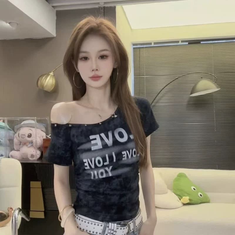 아메리칸 핫걸 한 단어 오프숄더 알파벳 프린트 반팔 티셔츠 여성 몸매 가꾸기 슬림해 보이는 작은 대중 디자인 센스 쇼트 스타일 맨위 상세 이미지 2