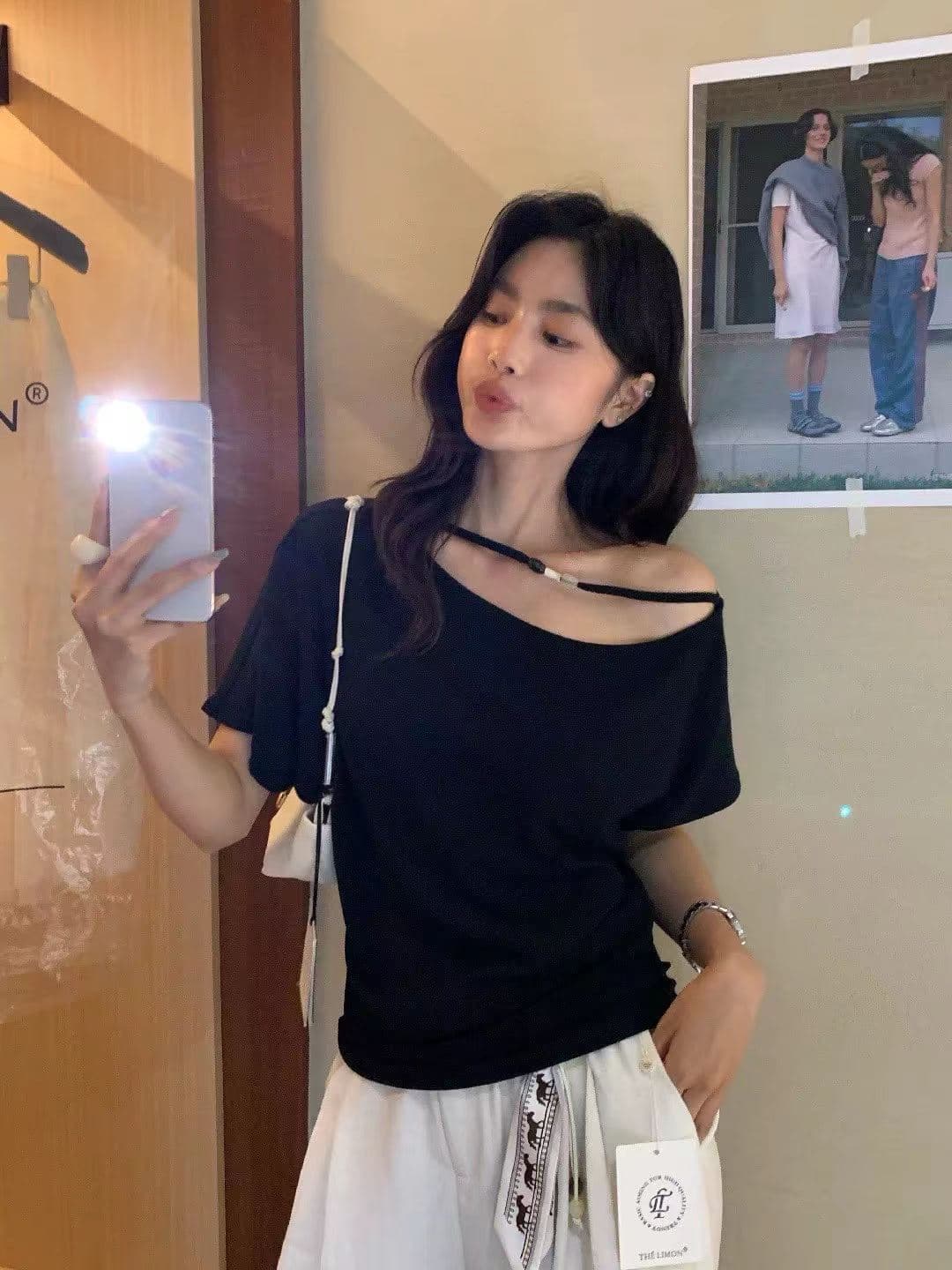 한 부서 디자인 센스 작은 대중 황색 비스듬한 어깨 반팔 티셔츠 여성 여름 얇은 스타일 고유 한 아름다운 허리 수축 오프숄더 맨위 상세 이미지 5