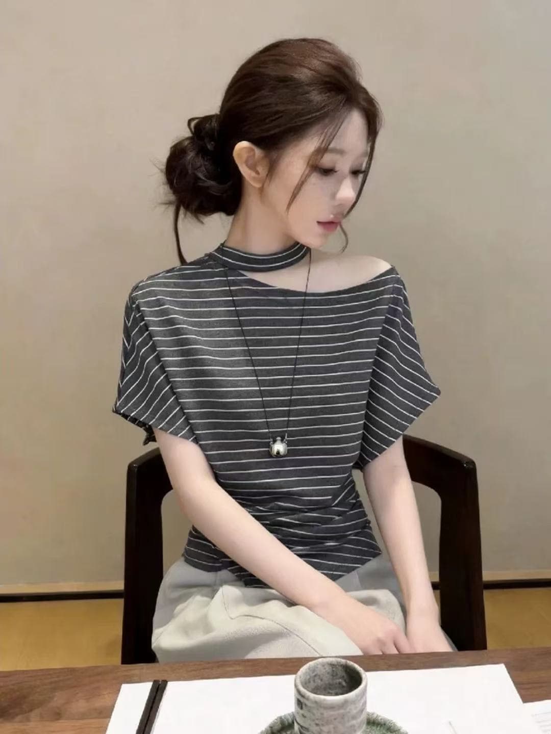 밝은 노란색 행침 목 비스듬한 어깨 허리 수축 반팔 티셔츠 여성 여름 2026 새로운 그레이트 봐 의류 일상 착용 가져 가라. 상세 이미지 8