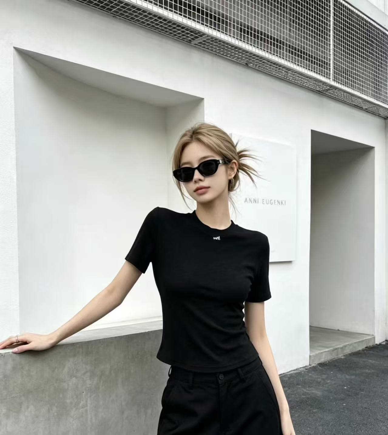 화이트 반팔 긍정적 인 어깨 몸매 가꾸기 라운드 넥 맨위 여성 여름 착용 가져 가라. 타이트 허리 수축 슬림해 보이는 아메리칸 핫걸 티셔츠 여성 이미지 2