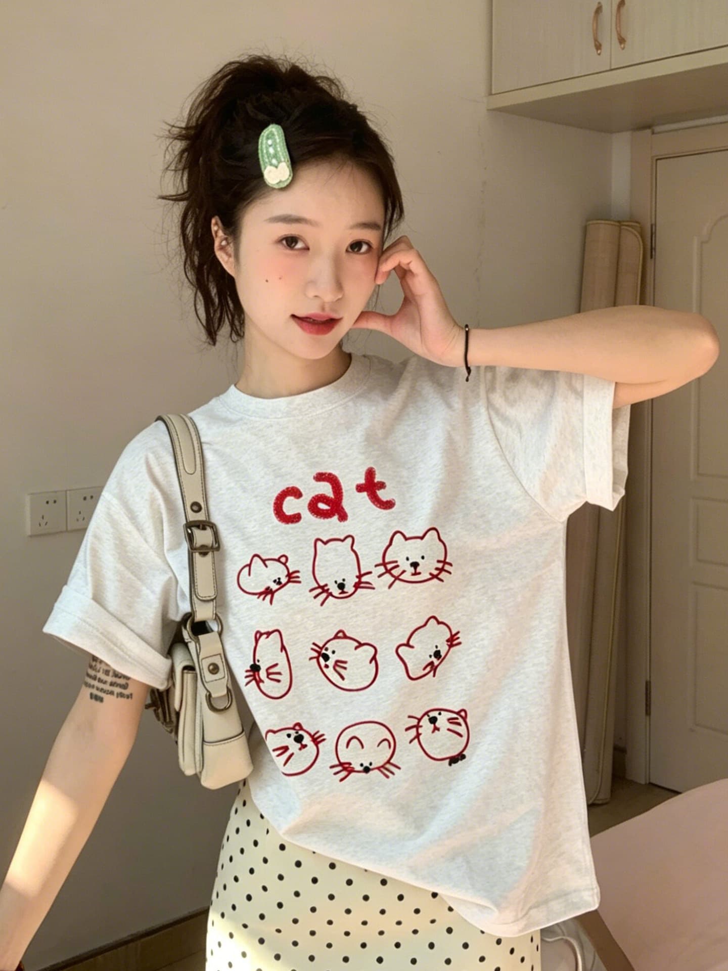 한 스타일 라인 새끼 고양이 알파벳 프린트 반팔 티셔츠 여성 여름 작은 대중 디자인 센스 루즈핏 느긋한 맨위 이미지 3