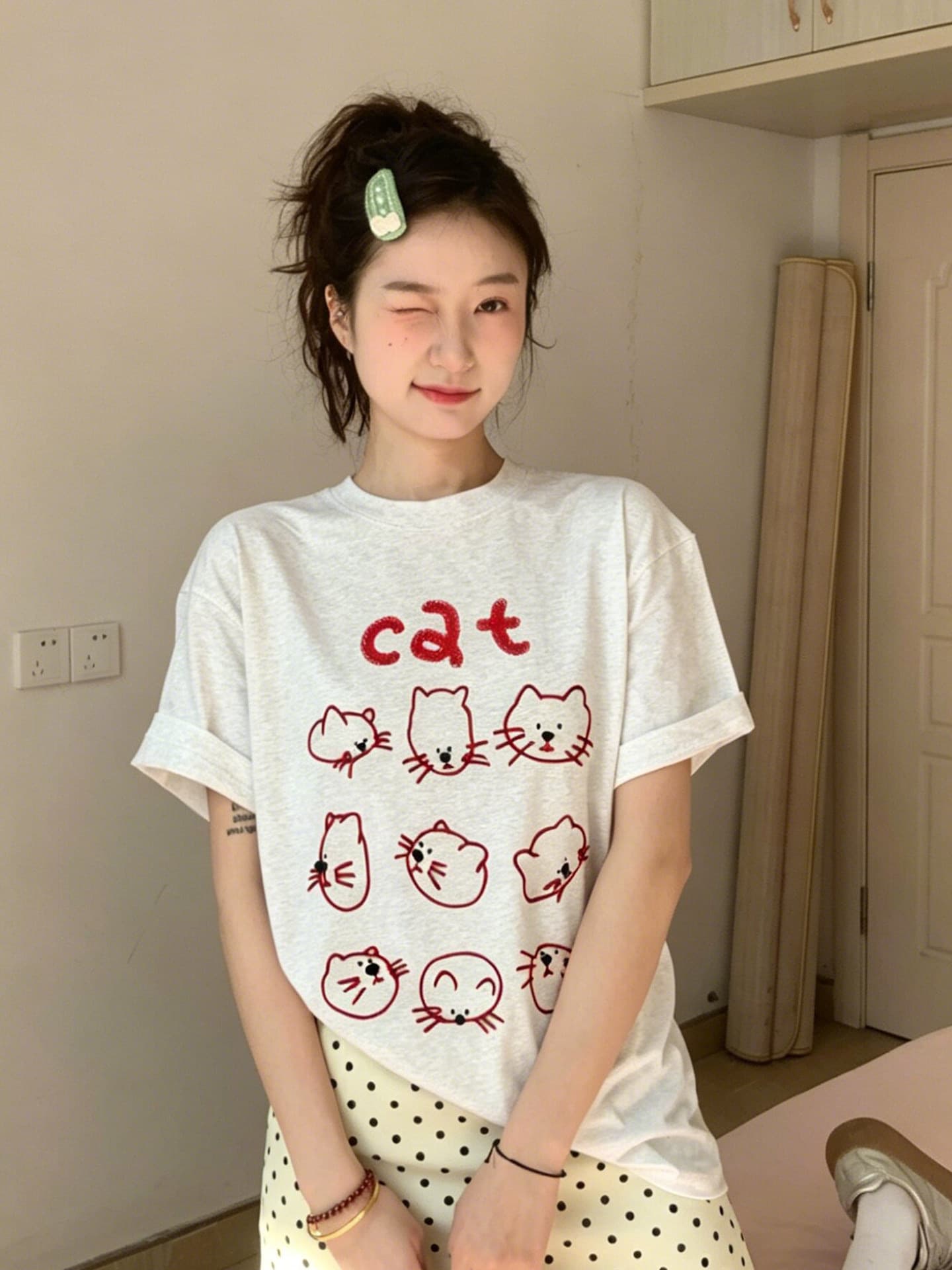 한 스타일 라인 새끼 고양이 알파벳 프린트 반팔 티셔츠 여성 여름 작은 대중 디자인 센스 루즈핏 느긋한 맨위 상세 이미지 3