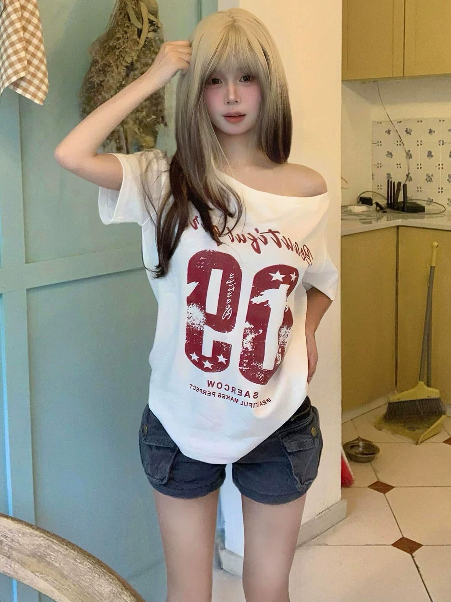 아메리칸 레트로 핫걸 오프숄더 캐주얼 루즈핏 반팔 티셔츠 여성 느긋한 바람 작은 대중 디자인 섹시함 화이트 맨위