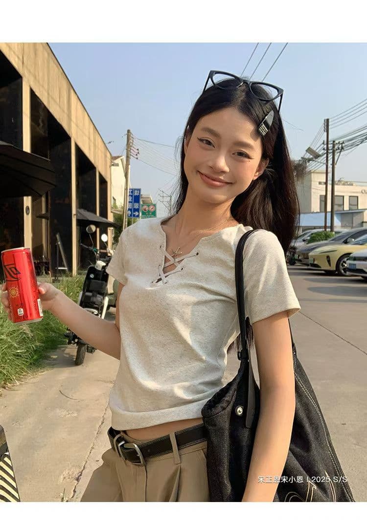 송 긍정적 인 En 달콤한 매운맛 빨간색 V넥 스트랩 긍정적 인 어깨 반팔 티셔츠 여성 여름 새로운 몸매 가꾸기 쇼트 스타일 아름다운 작은 맨위 상세 이미지 3