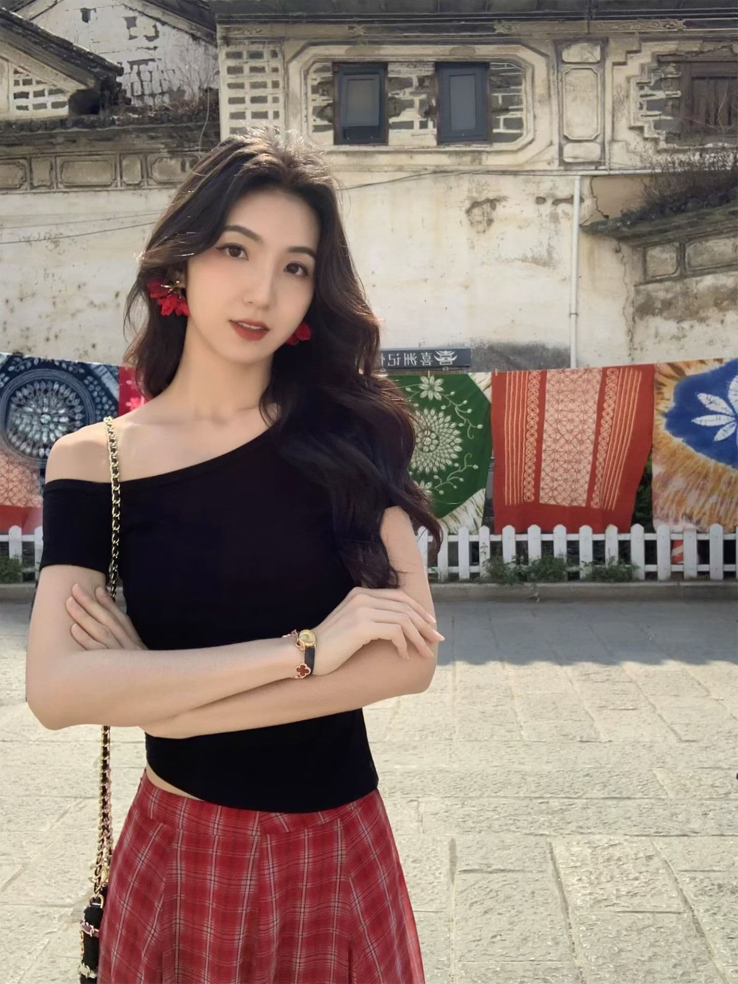비스듬한 어깨 주름 반팔 티셔츠 여성 2026 여름 새로운 디자인 센스 몸매 가꾸기 슬림해 보이는 품격 다용도 오프숄더 맨위 상세 이미지 4