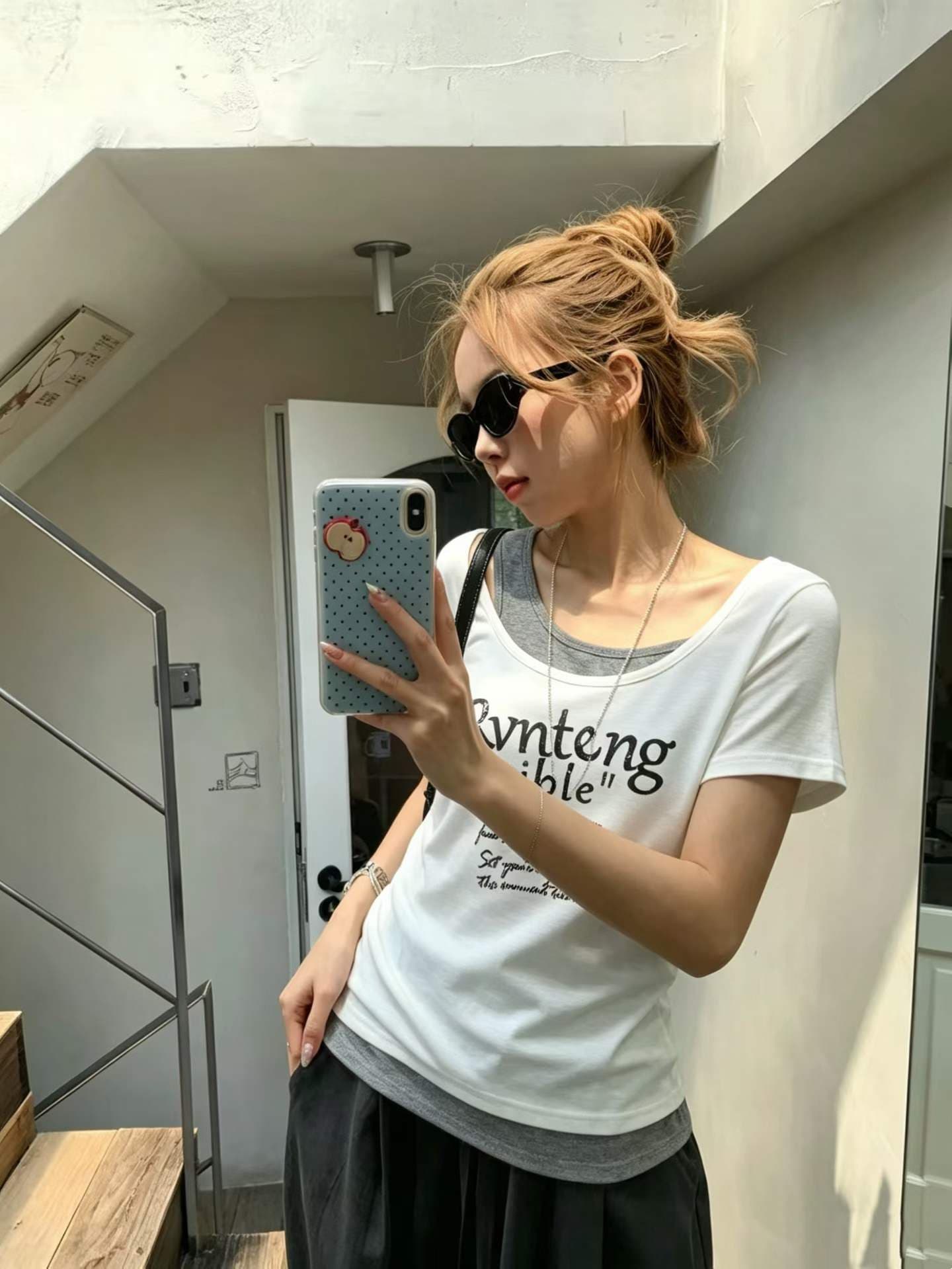 화이트 오프숄더 페이크 레이어드 반팔 티셔츠 여성 여름 드레스 2026 새로운 슈퍼 화재 연령 감소 한 부서 ins 디자인 센스 맨위 이미지 2