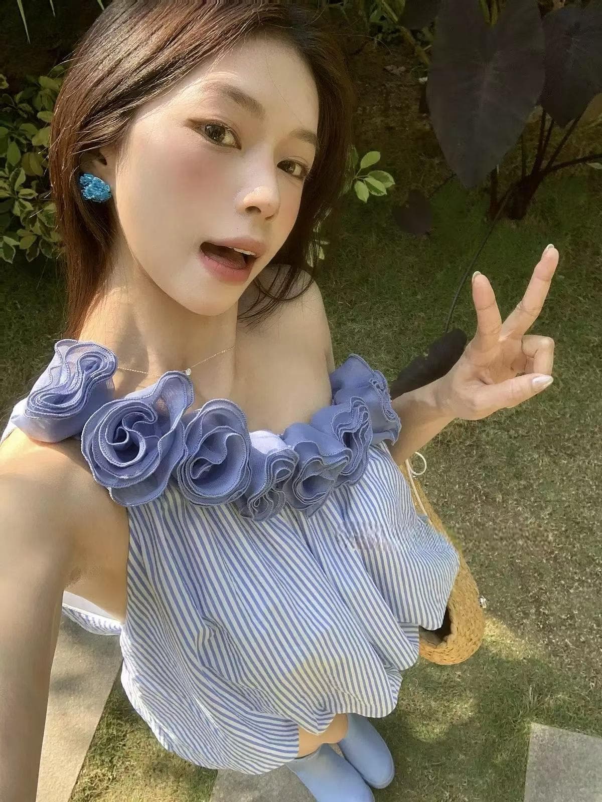 휴가 바람 프랑스식 꽃 스트라이프 캐미솔 봄 2026 새로운 리본 쇼트 스타일 오프숄더 꽃밭 맨위 이미지 4