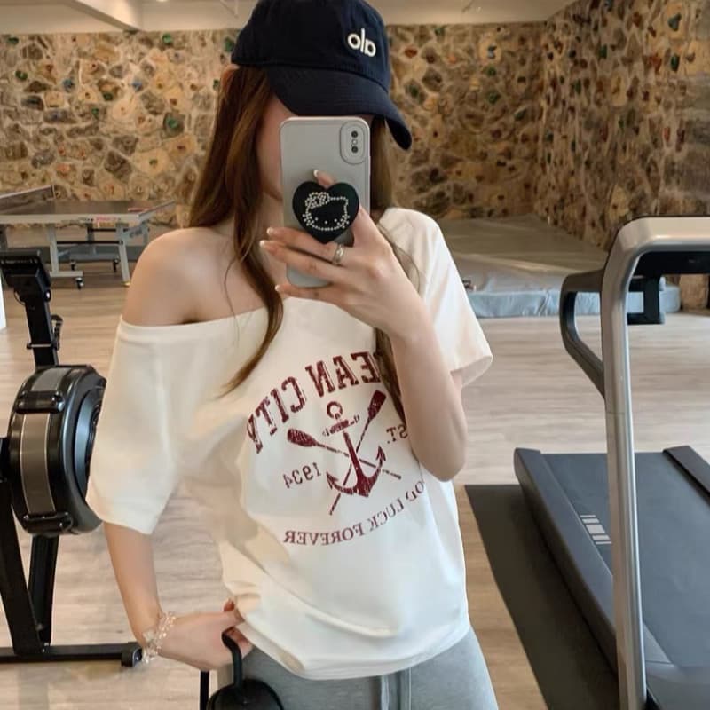 한 부서 알파벳 프린트 화이트 비스듬한 칼라 티셔츠 느긋한 바람 루즈핏 슬림해 보이는 다용도 맨위 상세 이미지 1