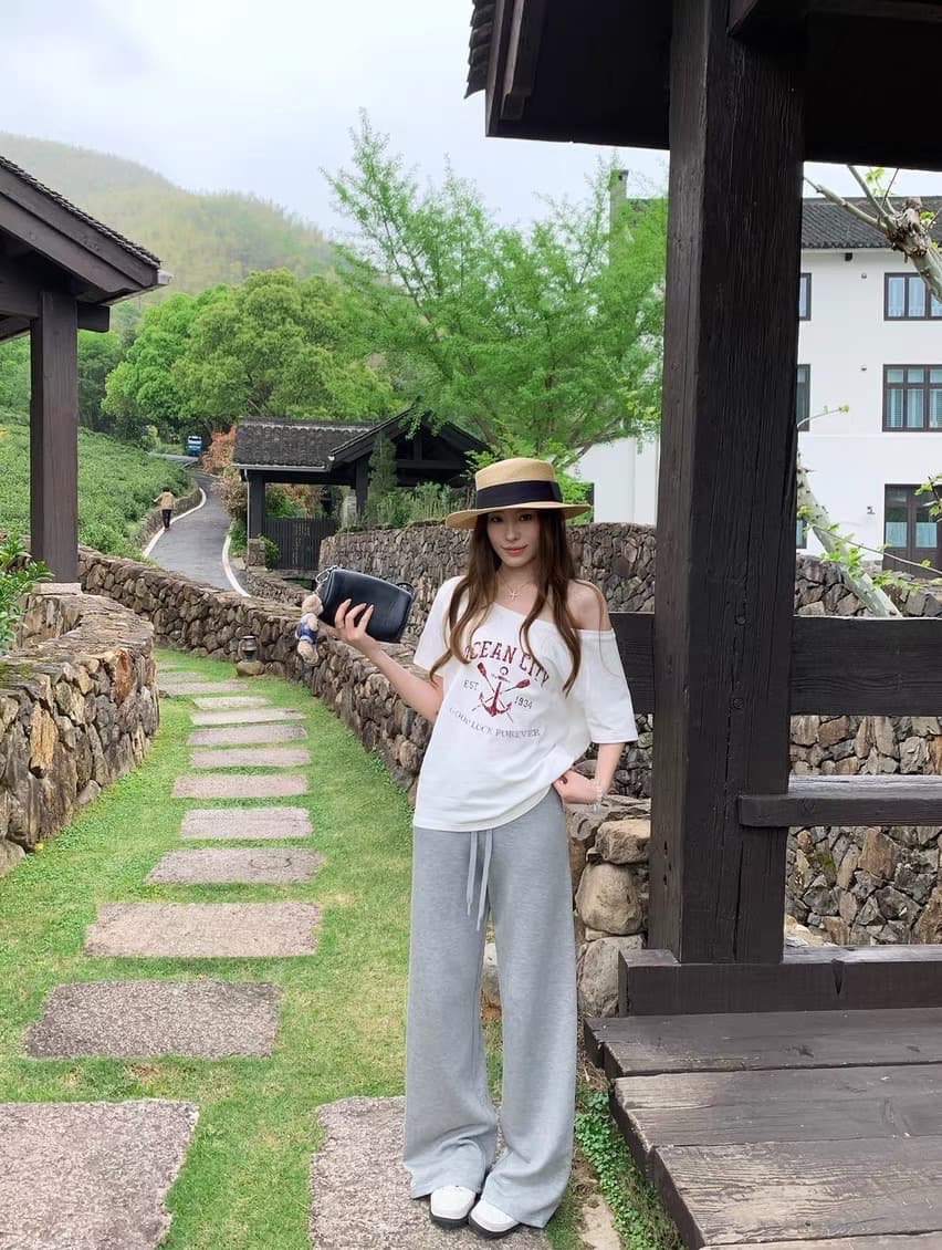 한 부서 알파벳 프린트 화이트 비스듬한 칼라 티셔츠 느긋한 바람 루즈핏 슬림해 보이는 다용도 맨위 상세 이미지 5