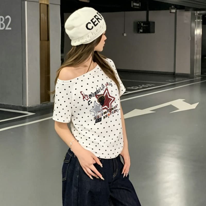 한 부서 도트 무늬 비스듬한 어깨 반팔 티셔츠 여성 2026 새로운 여름 디자인 센스 루즈핏 오프숄더 맨위 트렌디 상세 이미지 1