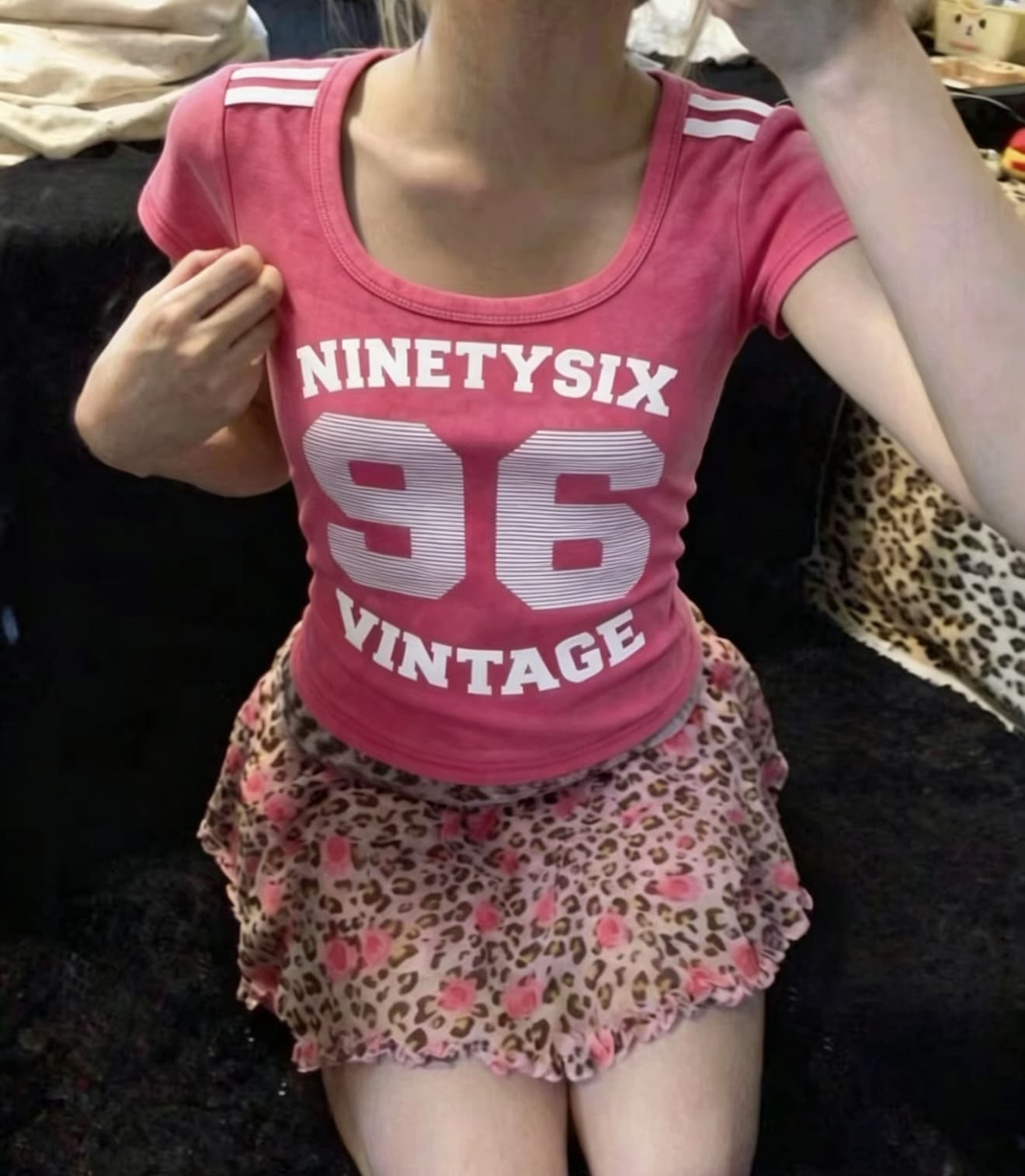 아메리칸 핫걸 레트로 세련된 여름 티셔츠 알파벳 비스듬한 어깨 불규칙 몸매 가꾸기 슬림해 보이는 오프숄더 디자인 센스 작은 셔츠 상세 이미지 3