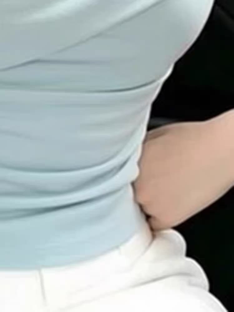 여름 프랑스식 레트로 달콤한 핫걸 허리 수축 몸매 가꾸기 주름 V넥 반팔 티셔츠 여성 고유 한 디자인 센스 슬림해 보이는 맨위 상세 이미지 3