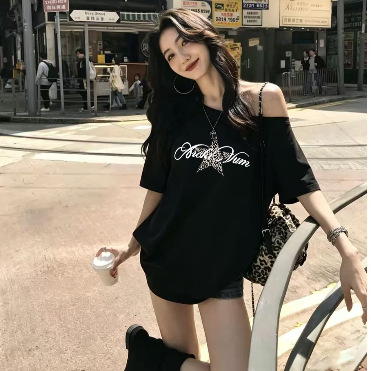 한국 동대문 여름 새로운 세련된 레오파드 무늬 오각형 별 알파벳 프린트 비스듬한 칼라 오프숄더 반팔 티셔츠 맨위 상세 이미지 2