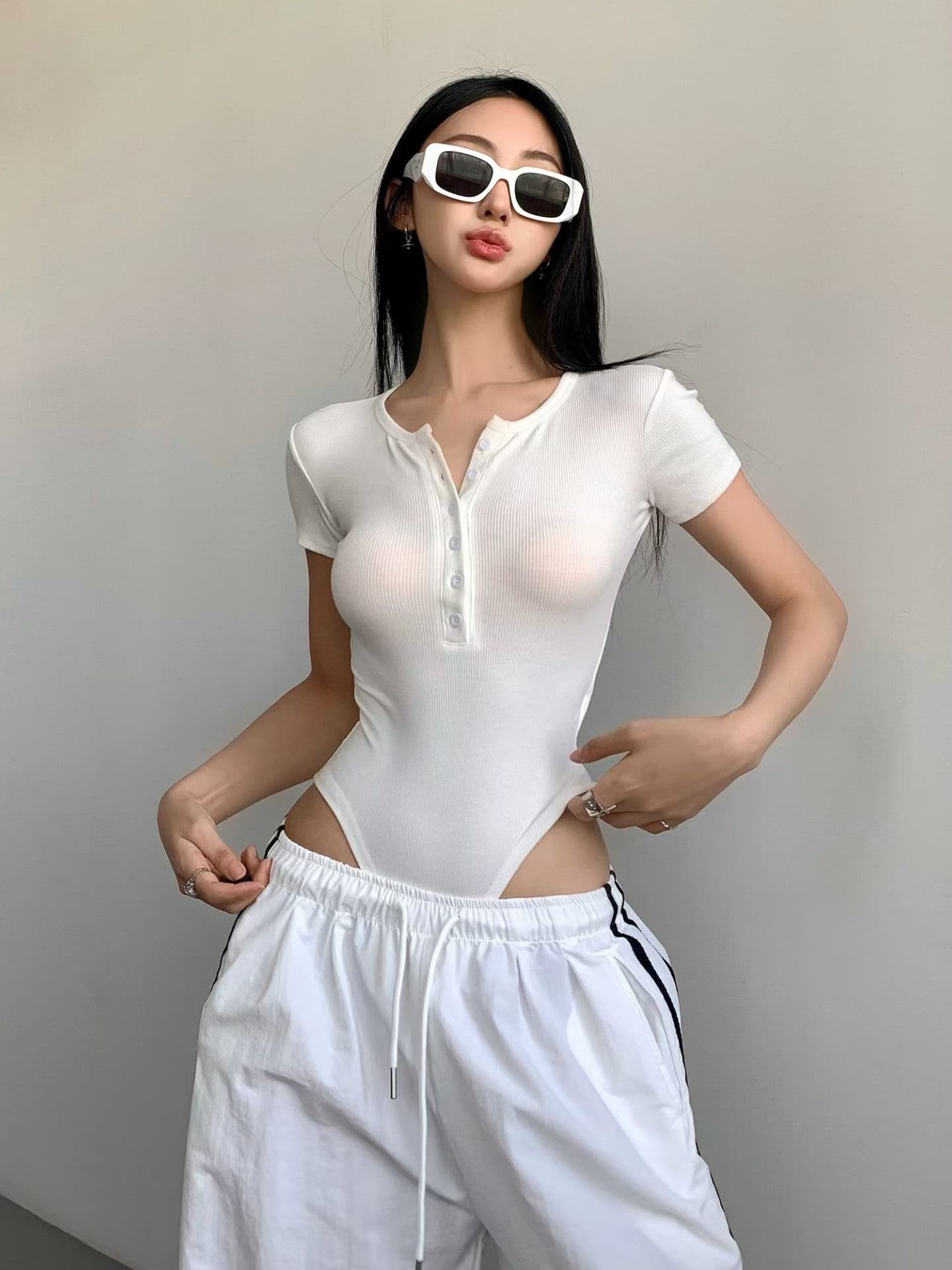 순수한 욕망 인터넷 유명인 라운드 넥 단추 반팔 허리 수축 디스플레이 몸 어둠 버클 올인원 의류 달콤함 소녀 단색 다용도 맨위 이미지 2