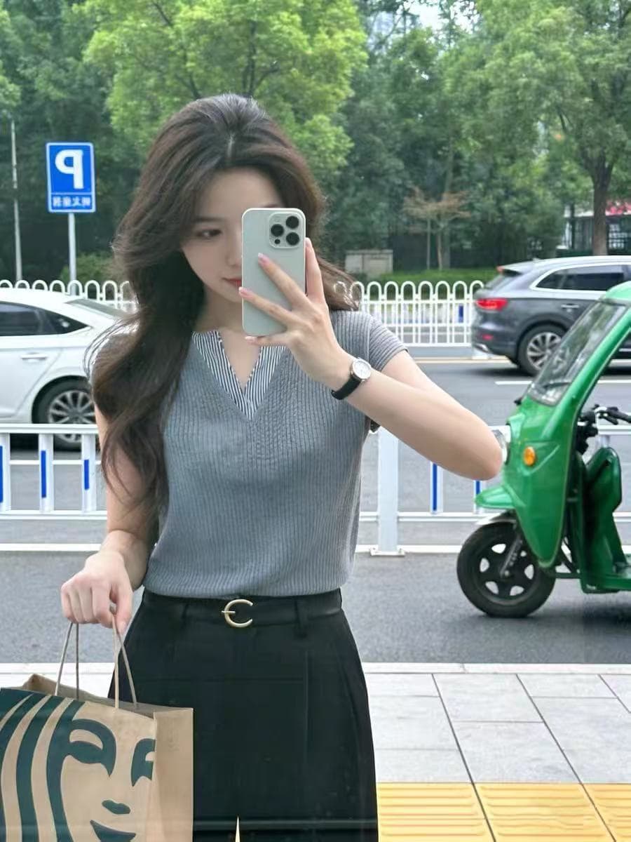스트라이프 페이크 레이어드 패치워크 V넥 반팔 티셔츠 여성 2026 여름 새로운 디자인 센스 몸매 가꾸기 슬림해 보이는 품격 맨위