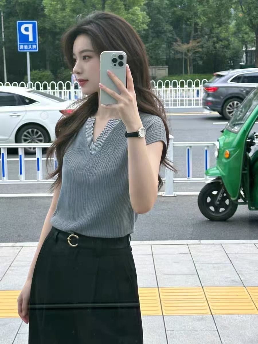 스트라이프 페이크 레이어드 패치워크 V넥 반팔 티셔츠 여성 2026 여름 새로운 디자인 센스 몸매 가꾸기 슬림해 보이는 품격 맨위 상세 이미지 3