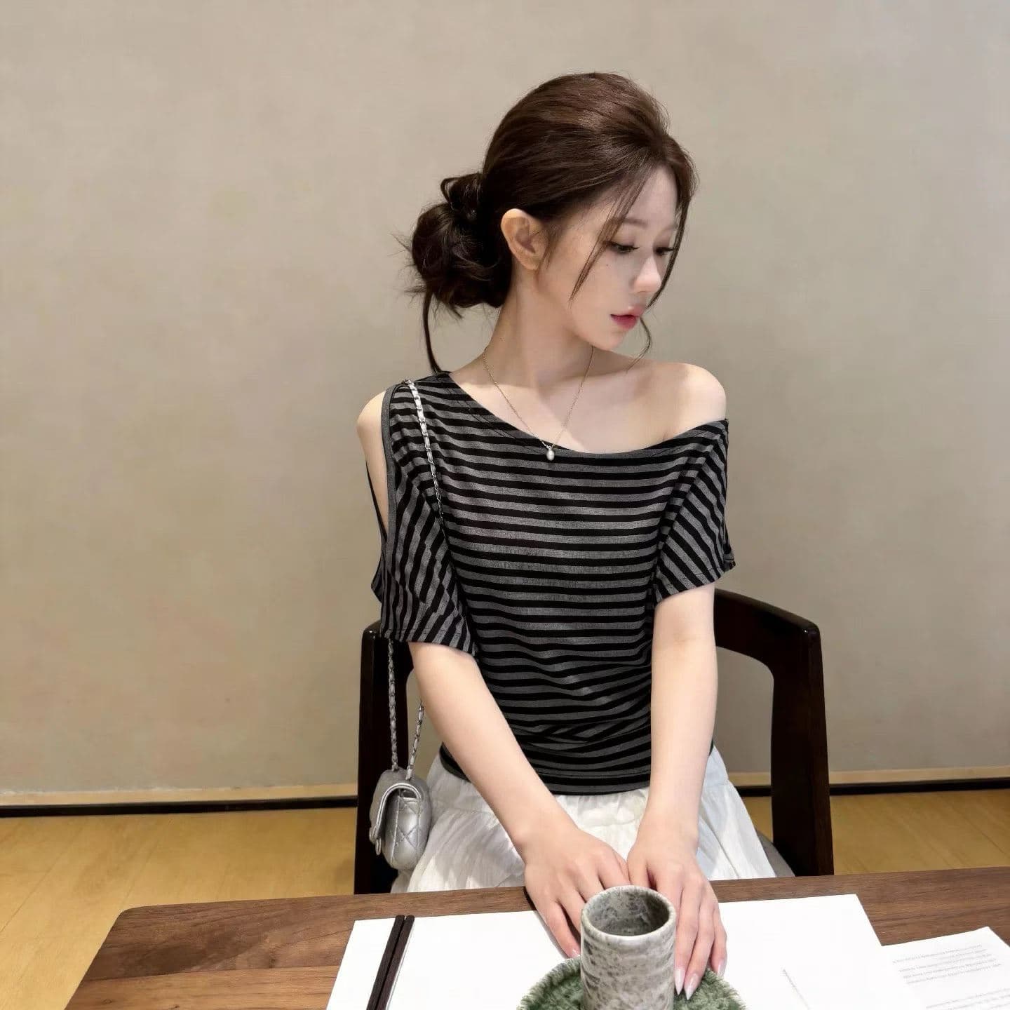 한 부서 화이트 오프숄더 반팔 티셔츠 여성 여름 보트넥 허리 수축 배트윙 소매 디자인 올해 인기 ~ 중 맨위 상세 이미지 1