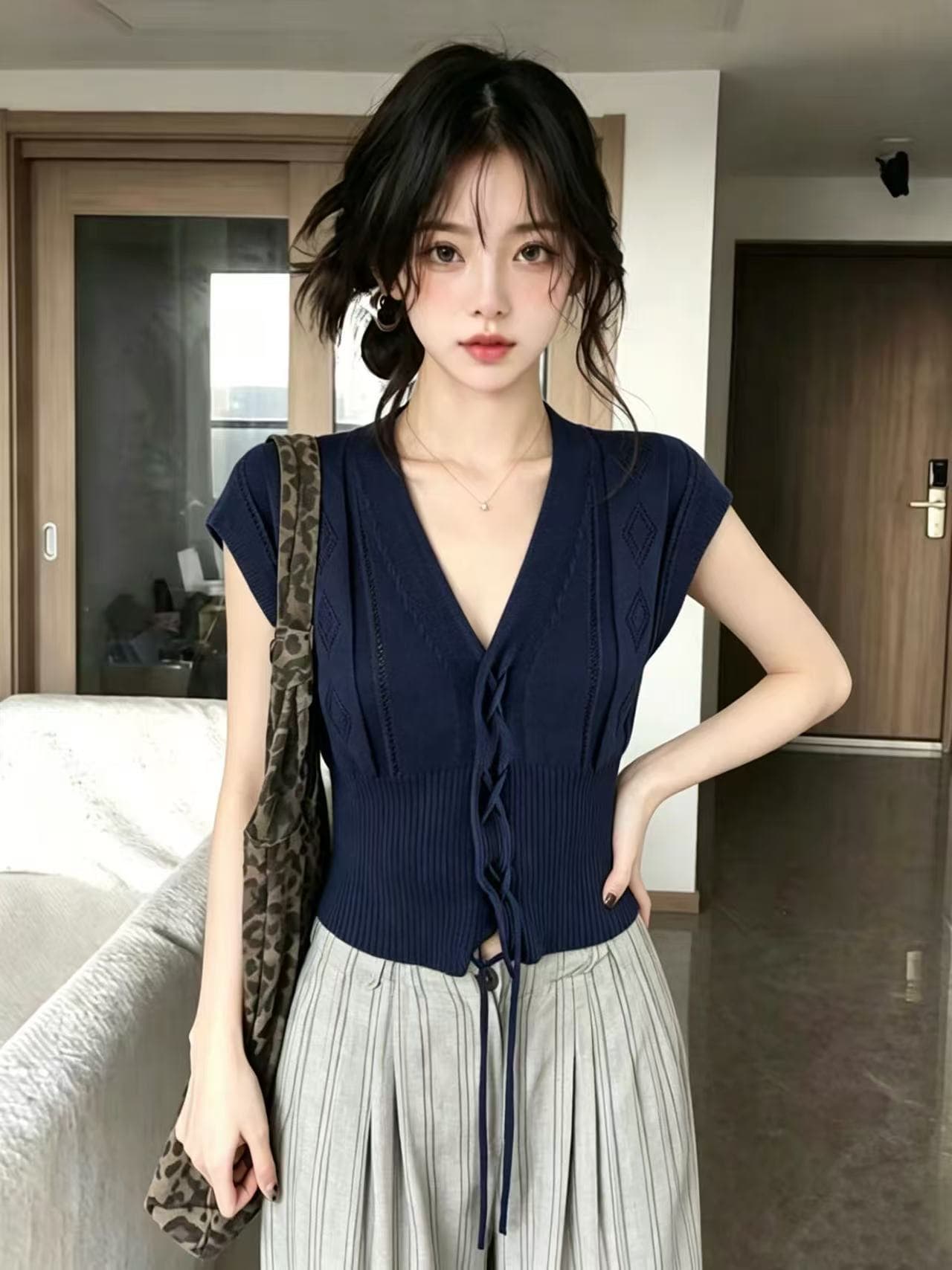 오래된 돈 바람 레트로 V넥 홀로우 아웃 반팔 외출용 조끼 여성 여름 새로운 얇은 스타일 고급 센스 품격 맨위 트렌디 이미지 3