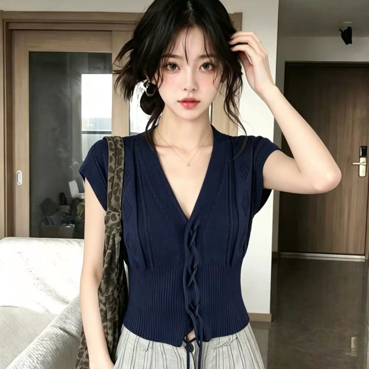오래된 돈 바람 레트로 V넥 홀로우 아웃 반팔 외출용 조끼 여성 여름 새로운 얇은 스타일 고급 센스 품격 맨위 트렌디 이미지 5