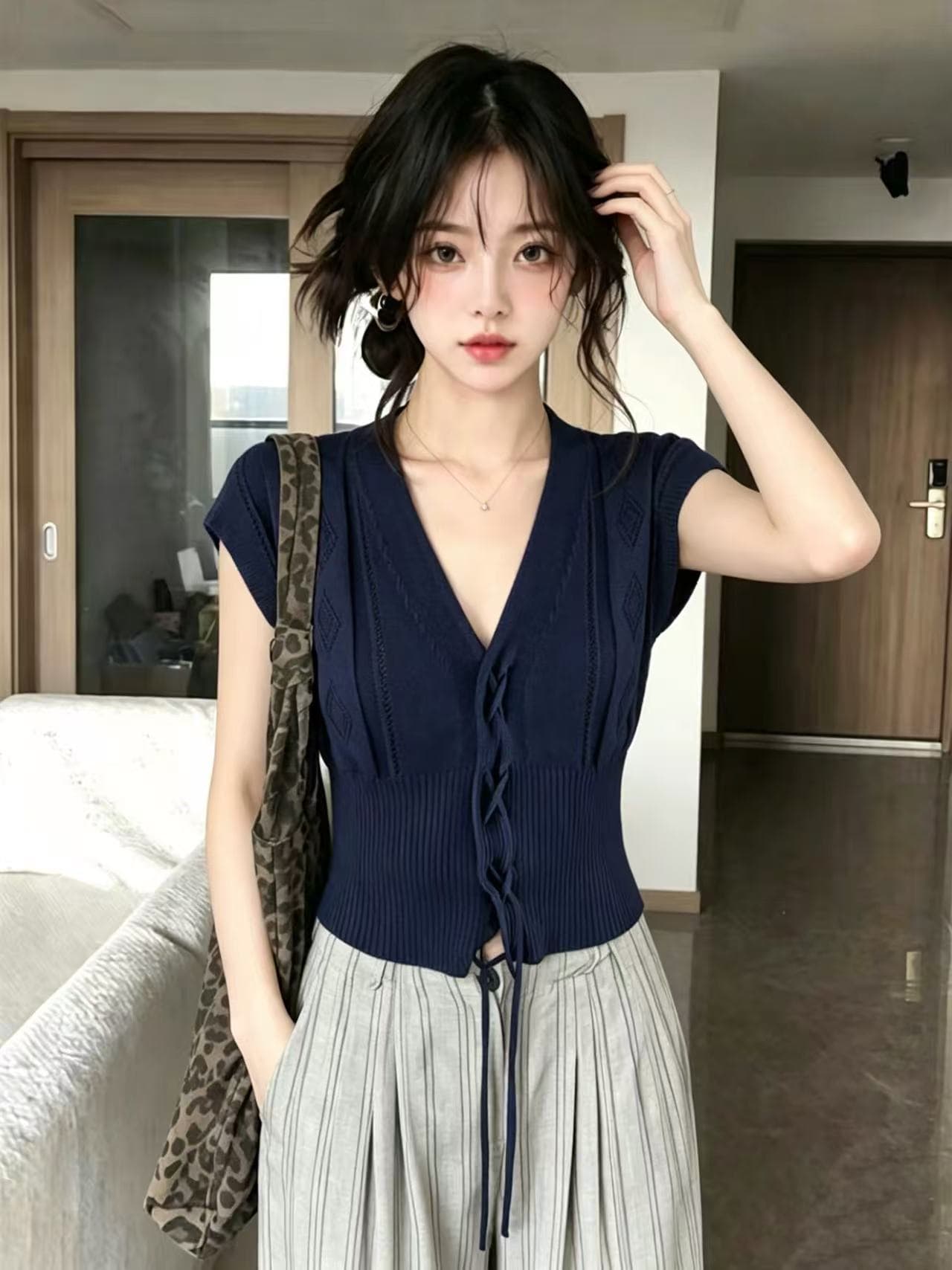 오래된 돈 바람 레트로 V넥 홀로우 아웃 반팔 외출용 조끼 여성 여름 새로운 얇은 스타일 고급 센스 품격 맨위 트렌디 상세 이미지 2