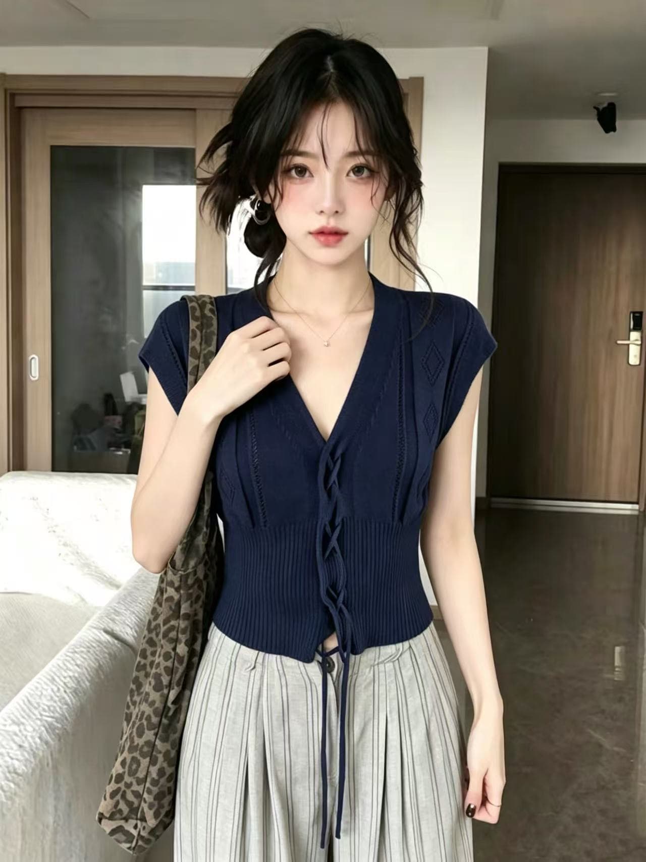 오래된 돈 바람 레트로 V넥 홀로우 아웃 반팔 외출용 조끼 여성 여름 새로운 얇은 스타일 고급 센스 품격 맨위 트렌디 상세 이미지 5