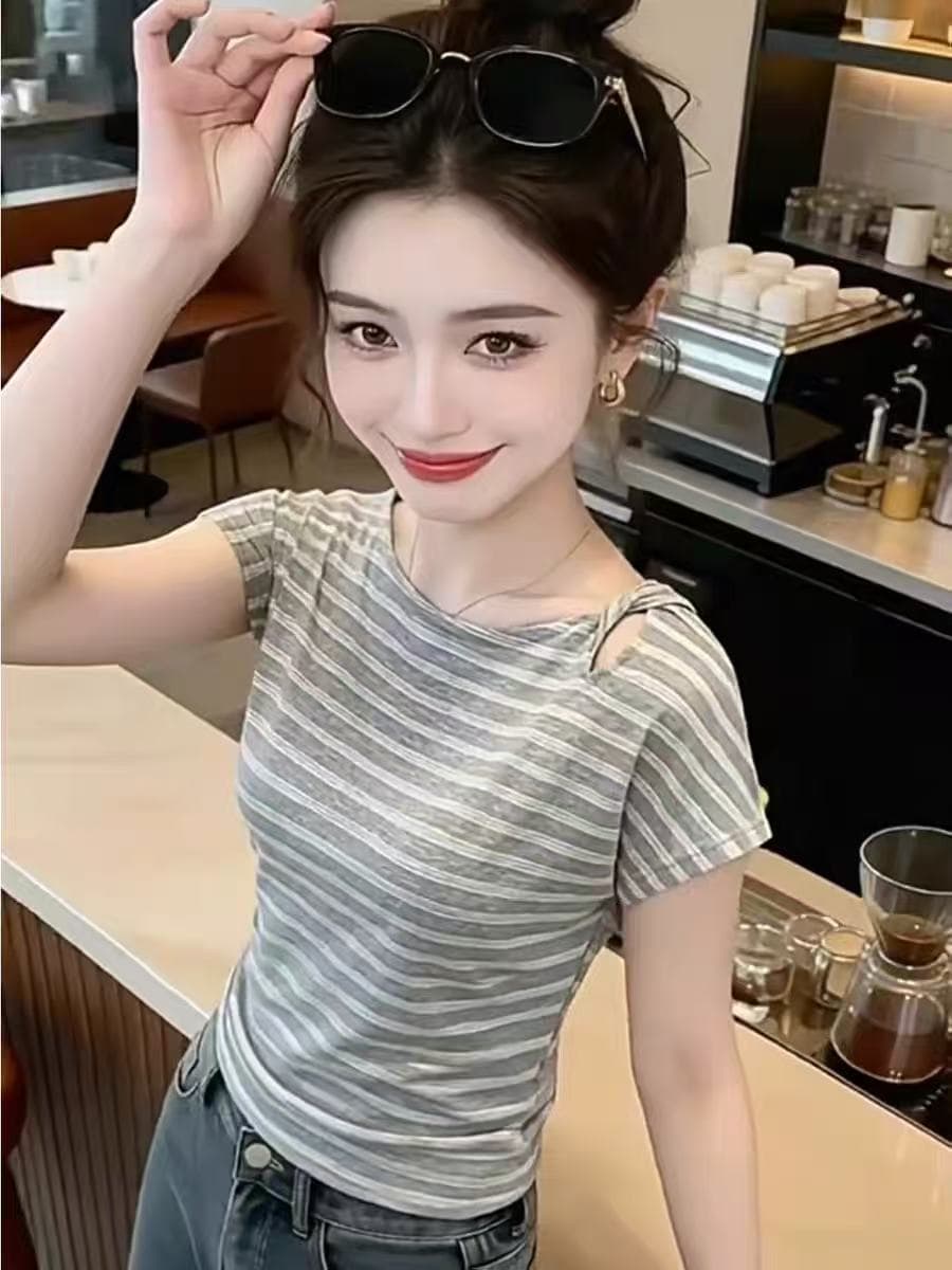 2026 여름 새로운 느긋한 바람 스트라이프 반팔 티셔츠 몸매 가꾸기 슬림해 보이는 패션 디자인 센스 Chic 여성 의류 맨위 상세 이미지 3