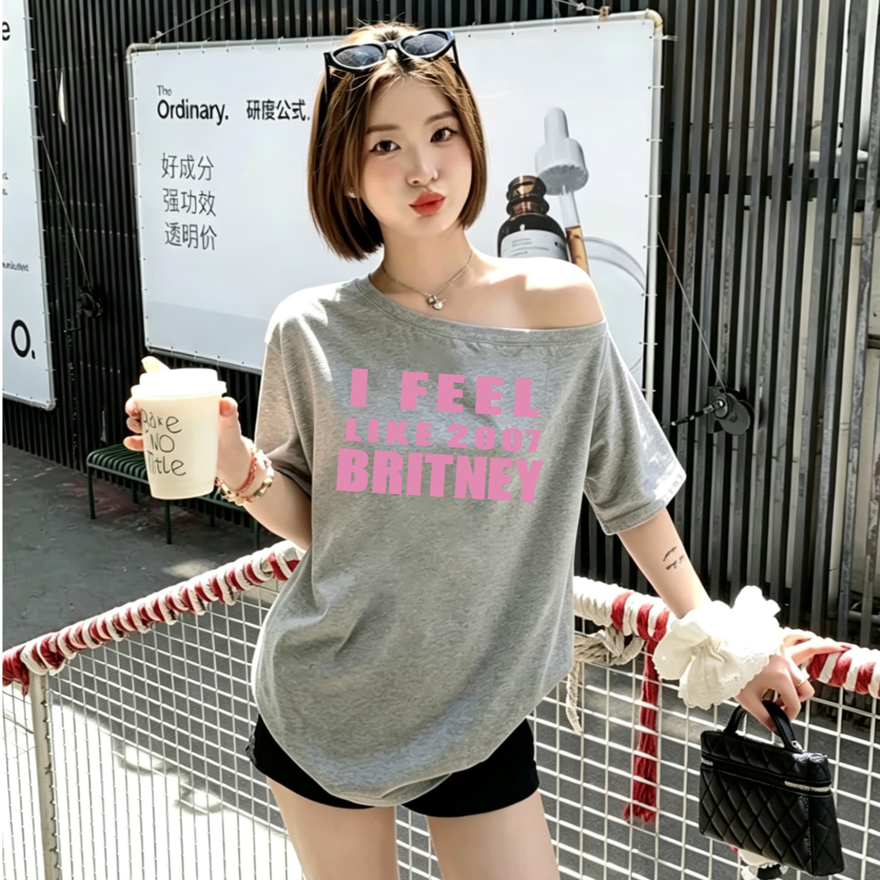 꽃 회색 신축성 재료 비스듬한 어깨 오프숄더 배색 알파벳 프린트 비스듬한 진자 느긋한 마이크로 루즈핏 티셔츠 상세 이미지 3
