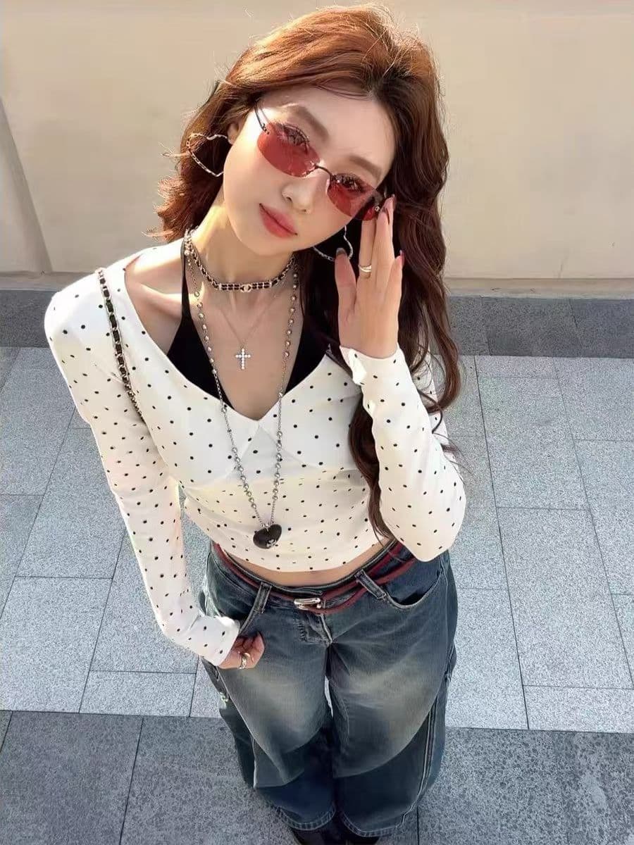 프랑스식 V넥 도트 무늬 행침 목 페이크 레이어드 배색 긴팔 티셔츠 여성 2026 조기 봄 새로운 몸매 가꾸기 순수한 욕망 맨위 상세 이미지 2
