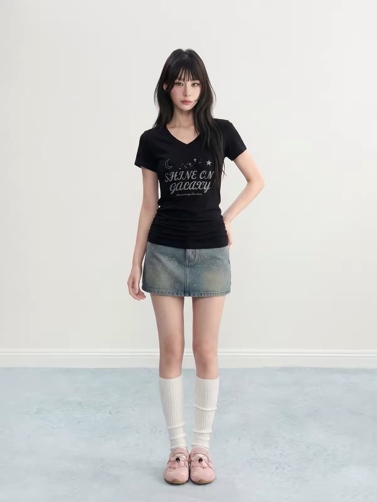 검정색 V넥 긍정적 인 어깨 반팔 티셔츠 여성 여름 2026 새로운 몸매 가꾸기 허리 수축 쇼트 스타일 핫걸 맨위 여름 상세 이미지 4