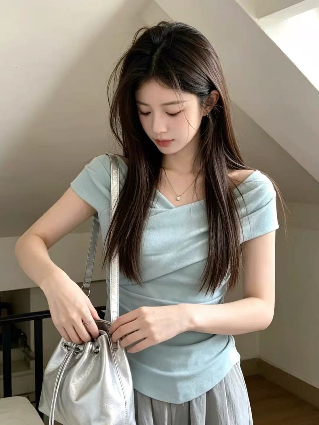 프랑스식 빛 럭셔리 허리 수축 몸매 가꾸기 주름 V넥 반팔 티셔츠 여성 디자인 센스 여름 달콤한 핫걸 슬림해 보이는 쇄골 맨위 상세 이미지 2