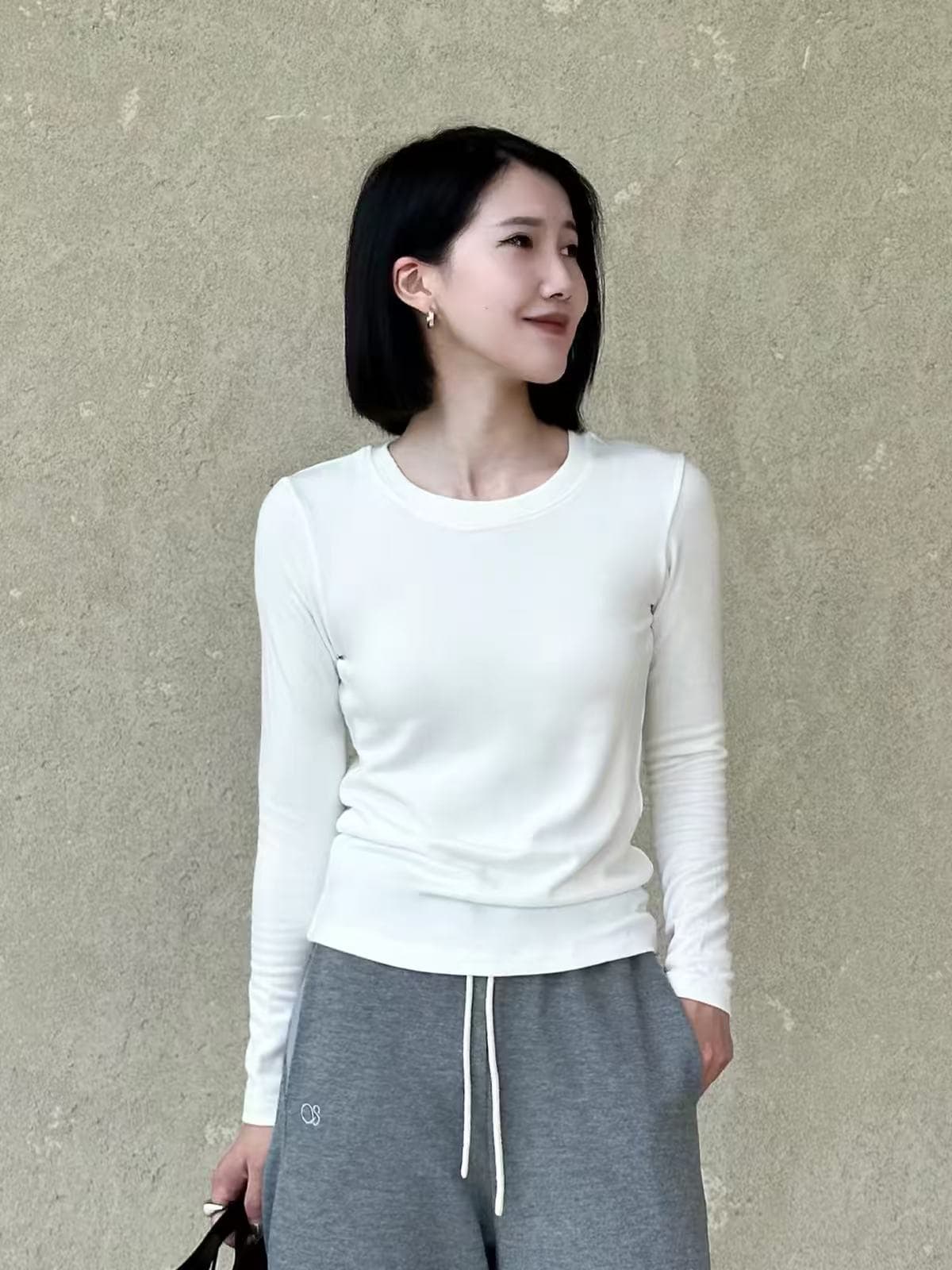 2026 봄 새로운 한국 스타일 라운드 넥 긴팔 티셔츠 여성 몸매 가꾸기 슬림해 보이는 인사이드 가져 가라. 기본 셔츠 미니멀리즘 단색 맨위 상세 이미지 2