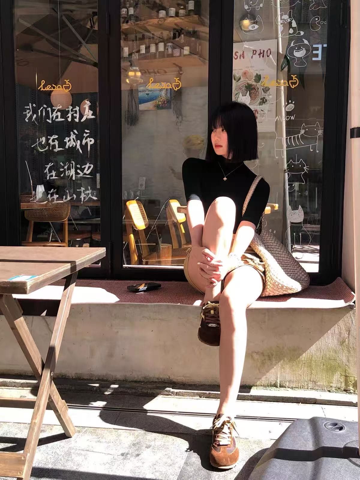 프랑스식 레트로 반하이넥 반팔 티셔츠 여성 이른 가을 쇼트 스타일 몸매 가꾸기 다용도 슬림해 보이는 품격 캐주얼 핫걸 맨위 이미지 4