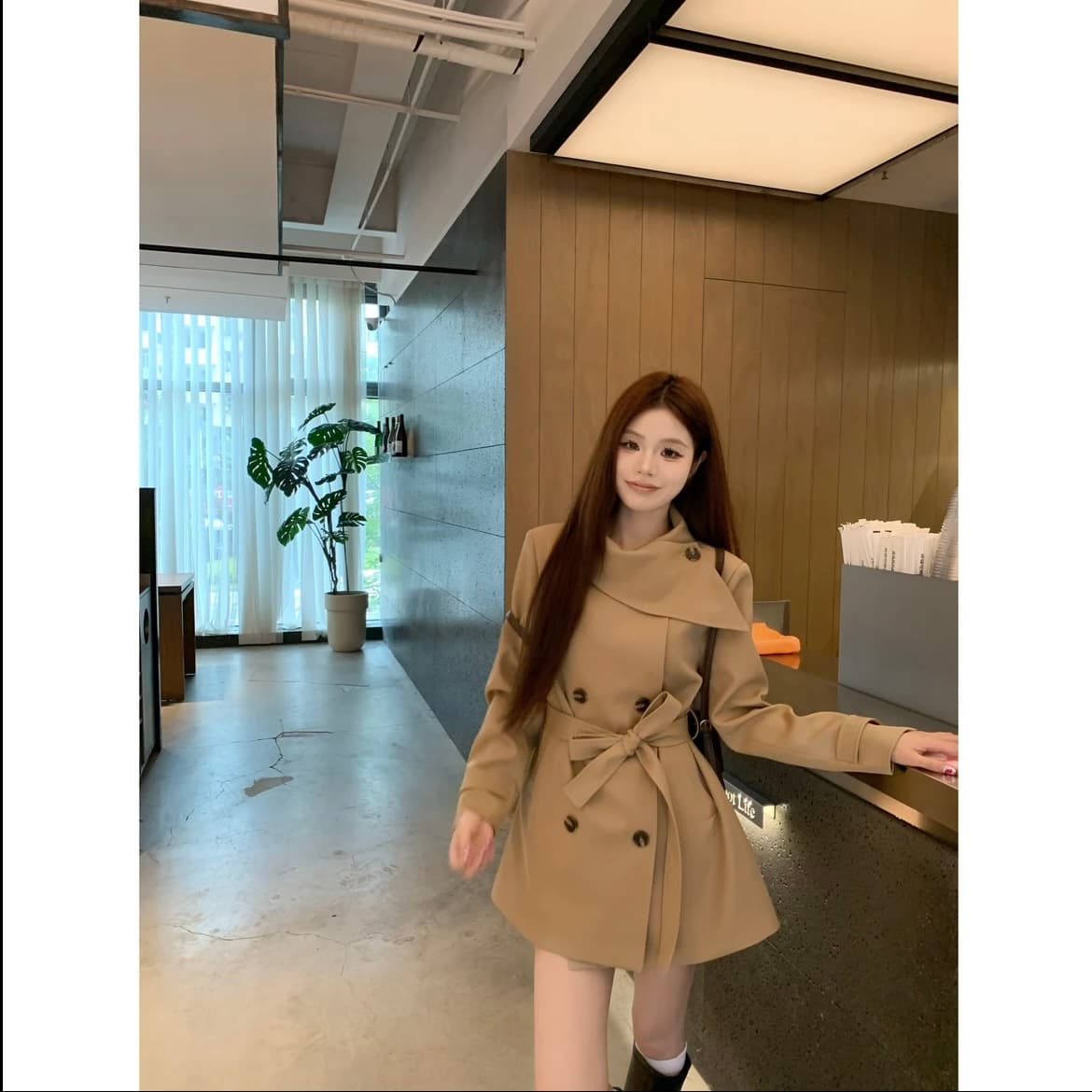 miu 부서 천 골드 um 홈 2025 가을 인터넷 유명인 새로운 영국식 바람 이중 버튼 한국 스타일 출퇴근 바람막이 여성 코트 이미지 3
