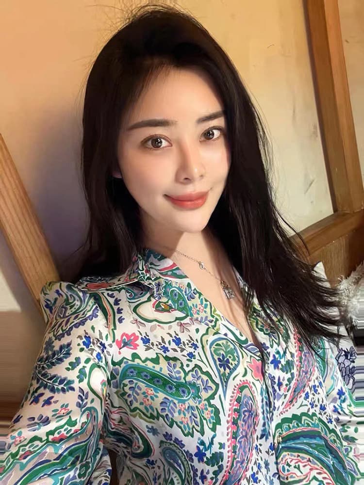 베이비 칼라 실크 새틴 여성 셔츠 녹색 프린트 벌룬 소매 맨위 프랑스식 100 모래 워시 뽕나무 누에 실크 셔츠 이미지 2