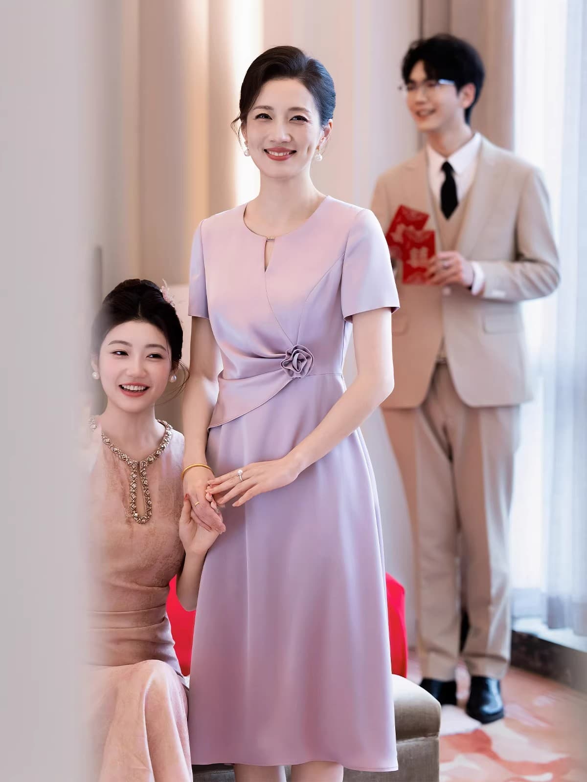 고급 안녕하세요. 시어머니 결혼 연회 로드 중 2026 새로운 영 안녕하세요. 엄마 품격 드레스 이미지 4