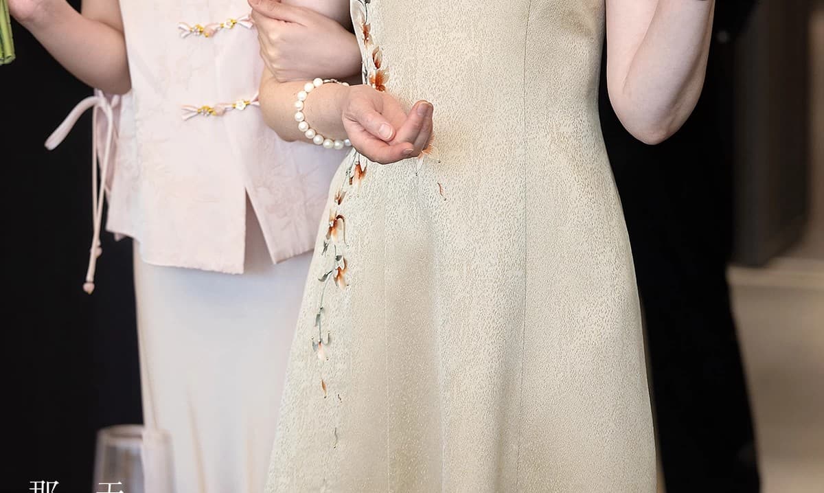 고귀한 영 엄마 결혼 연회 예복 2026 고급 빛 럭셔리 안녕하세요. 시어머니 결혼 치파오 새로운 중식 여성 드레스 상세 이미지 13