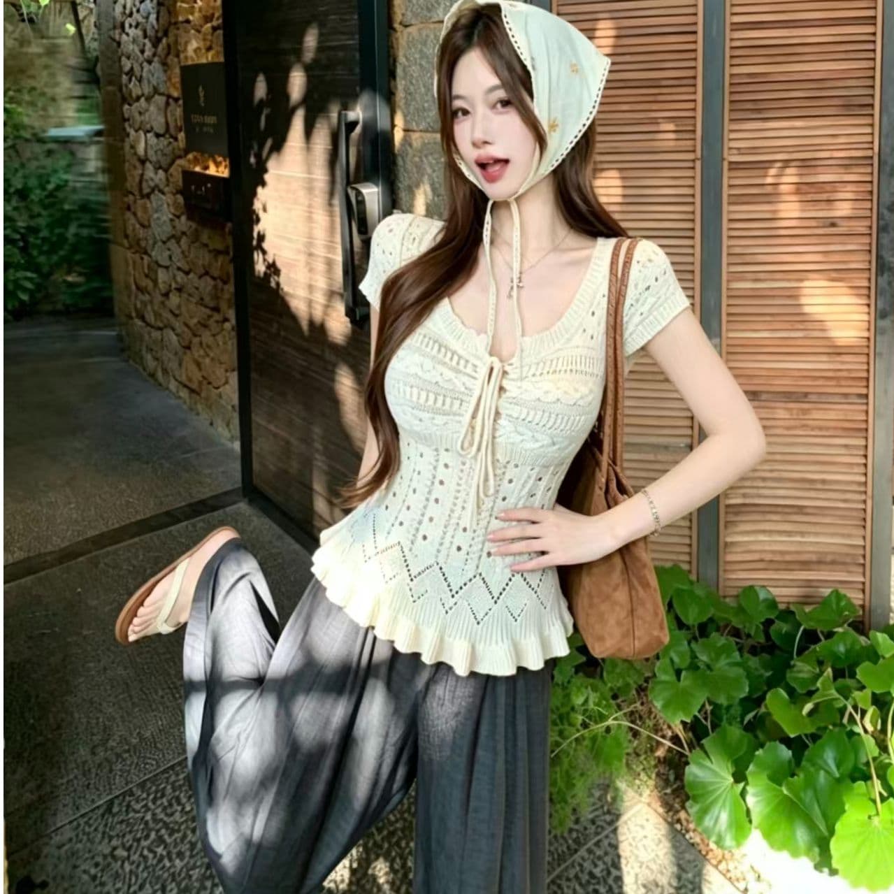 화이트 V넥 홀로우 아웃 레이스업 반팔 니트 티셔츠 여성 여름 순수한 욕망 바람 몸매 가꾸기 허리 수축 쇼트 스타일 프릴 맨위