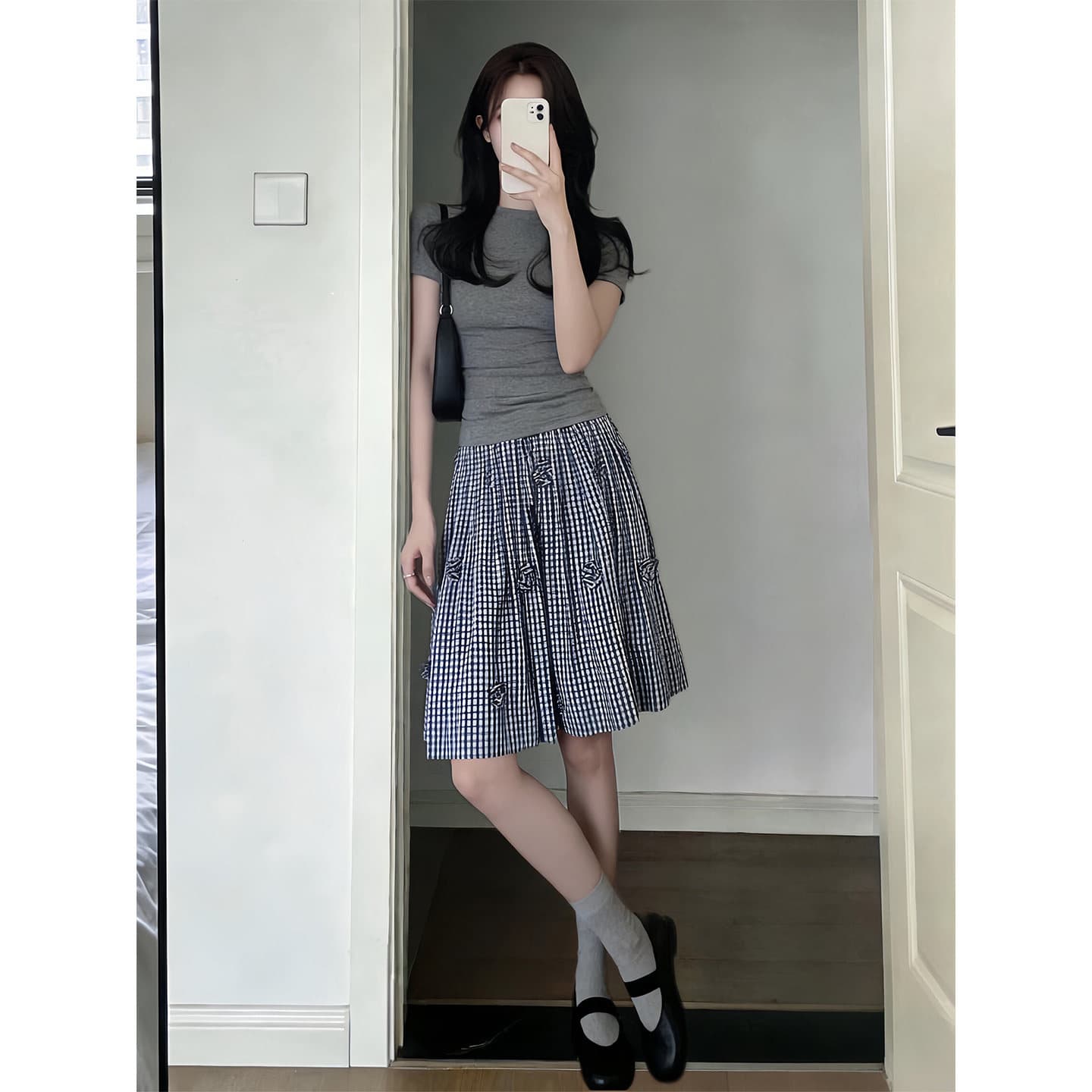 미니멀리즘 캐주얼 스포츠 슈트 여성 여름 일본과 한국 부서 착용 가져 가라. 몸매 가꾸기 품격 슬림해 보이는 반팔 꽃밭 미니 스커트 투피스 세트 이미지 4