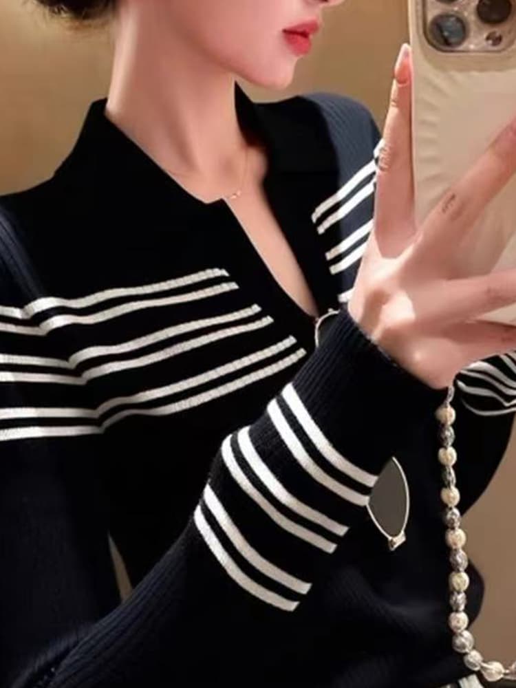 이모 바람 검정색 스트라이프 V넥 니트 스웨터 여성 2026 가을 새로운 몸매 가꾸기 슬림해 보이는 인사이드 가져 가라. 만나는 맨위 트렌디 이미지 4