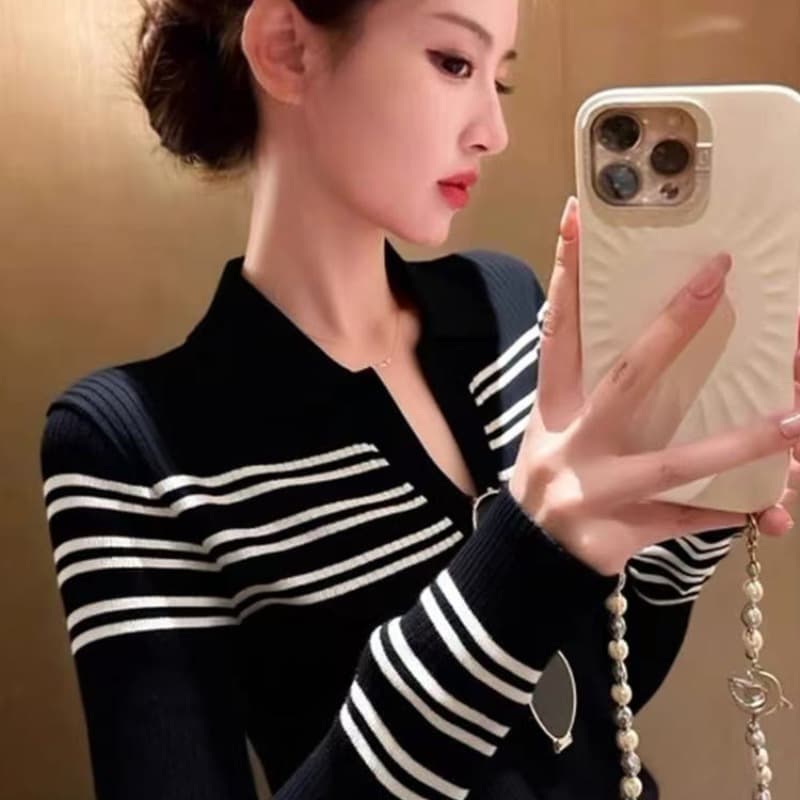 이모 바람 검정색 스트라이프 V넥 니트 스웨터 여성 2026 가을 새로운 몸매 가꾸기 슬림해 보이는 인사이드 가져 가라. 만나는 맨위 트렌디 이미지 5