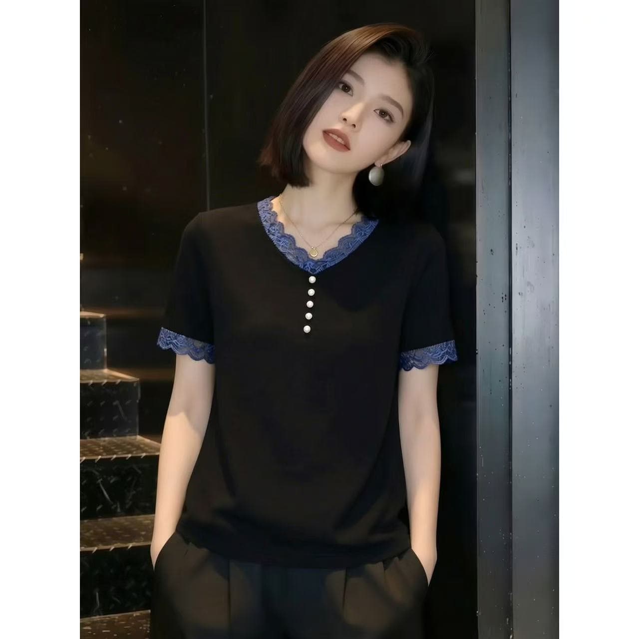 V넥 레이스 반팔 티셔츠 여성 2026 여름 새로운 슬림해 보이는 연령 감소 고급 센스 빅 사이즈 여성 의류 맨위