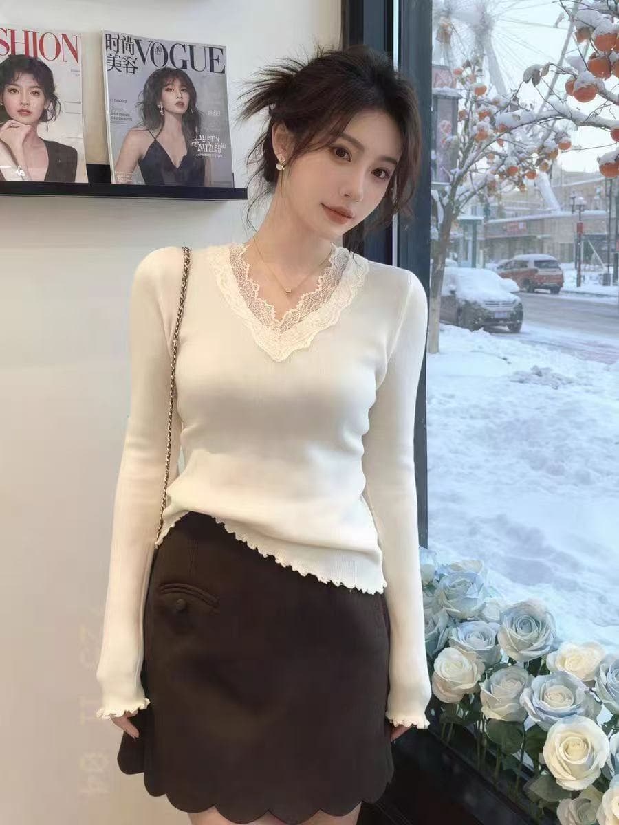 화이트 V넥 레이스 조각 니트 기본 셔츠 여성 2025 가을 새로운 인사이드 가져 가라. 몸매 가꾸기 슬림해 보이는 긴팔 맨위 상세 이미지 3