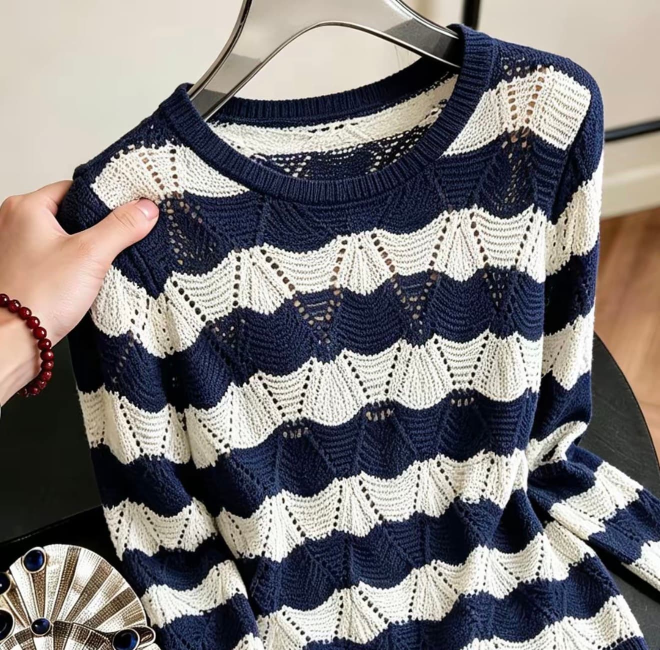배색 스트라이프 홀로우 아웃 긴팔 니트 스웨터 여성 2026 가을 새로운 빛 럭셔리 작은 대중 디자인 센스 만나는 맨위 여성 이미지 3