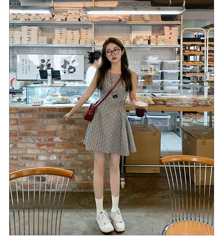 2026 년 여름 한 스타일 학원 스타일 회색 민소매 도트 무늬 드레스 한 마디 조끼 스커트 슬림해 보이는 품격 미니 스커트 상세 이미지 9